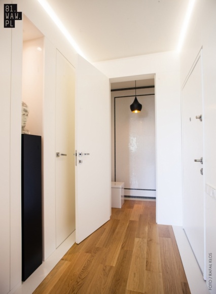 Mieszkanie z „ukrytym” gabinetem BIZNES, Kultura - Kwintesencją aranżacji mieszkania jest minimalizm bazujący na dobrej jakości materiałach. Co więcej, oszczędność formy pozwoliła na wygospodarowanie dodatkowego pomieszczenia – gabinetu.