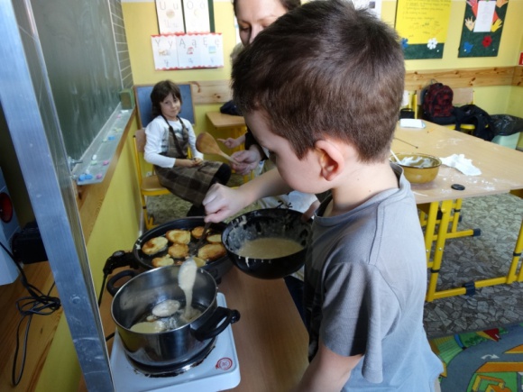 Pierwszaki uczą się życia. Od podstawówki. BIZNES, Edukacja - Pieką ciasta, podglądają pracę rzemieślników, bywają w galeriach i muzeach – pierwszaki z nowej podstawówki przy Fabrycznej w Białymstoku uczą się nie tylko na lekcjach.