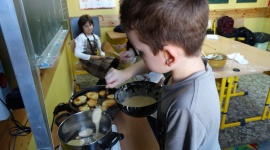 Pierwszaki uczą się życia. Od podstawówki. BIZNES, Edukacja - Pieką ciasta, podglądają pracę rzemieślników, bywają w galeriach i muzeach – pierwszaki z nowej podstawówki przy Fabrycznej w Białymstoku uczą się nie tylko na lekcjach.