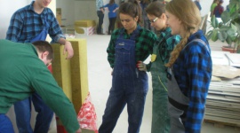 ROCKWOOL pomaga w edukacji przyszłych budowlańców BIZNES, Edukacja - Odpowiednia wiedza i umiejętności praktyczne to podstawa w sektorze budowlanym. ROCKWOOL, lider w produkcji skalnej wełny powszechnie używanej w budownictwie, chcąc wesprzeć szkoły i dbając o poziom edukacji przyszłych wykonawców szkoli uczniów szkół technicznych i budowlanych.