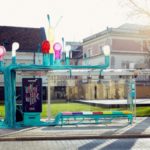 Nietypowy grający przystanek w centrum Warszawy wybudowany przez McDonald’s