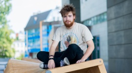 Student Politechniki Wrocławskiej laureatem konkursu o staż w Danii BIZNES, Edukacja - Wojciech Motyka, student drugiego roku Wydziału Architektury Politechniki Wrocławskiej, przekonał jury, że jest osobą niezwykle twórczą, która nie porusza się utartymi ścieżkami. Został laureatem XIV edycji konkursu o staż w Danii.