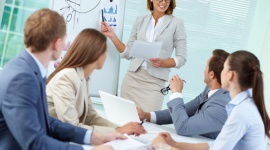 Studia MBA – jak edukacja wpływa na karierę kobiet? BIZNES, Edukacja - Z raportu Międzynarodowej Organizacji Pracy wynika, że w 2015 roku kobiety zarabiały o 33 proc. mniej niż mężczyźni. Obecną sytuację w kadrach zmienić może odpowiednia edukacja, która umożliwia pokonanie wielu barier w drodze do sukcesu.