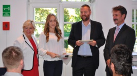 Przyszli stolarze z Czarnej Wody spotkali się z Konsul Generalną Niemiec BIZNES, Edukacja - Dyplomy i upominki oraz wiele słów wsparcia na rozpoczętej właśnie drodze zawodowej otrzymali uczniowie klasy o profilu stolarskim z Czarnej Wody na spotkaniu w konsulacie niemieckim.