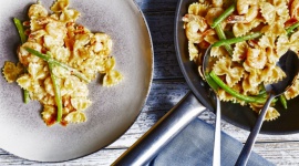 Piękne znaczy smaczne. Kilka rad jak profesjonalnie fotografować jedzenie BIZNES, Edukacja - - Robiąc zdjęcie potrawie, warto zadbać o elementy, które jeszcze ją uatrakcyjnią. Świetnym dodatkiem są świeże zioła czy akcesoria kuchenne, które wyróżnią nasz kadr spośród innych – podpowiada Maciej Zaczek, fotograf współpracujący z programem „Lubella inspiruje i edukuje”.