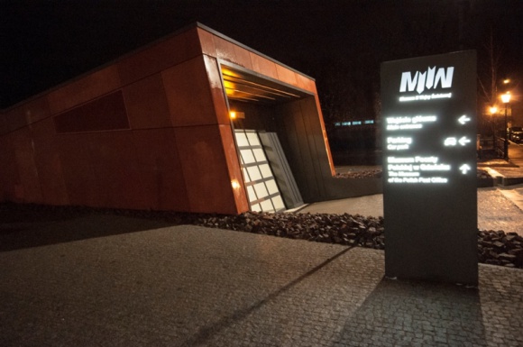 Muzeum II Wojny Światowej w Gdańsku z systemem informacji wizualnej