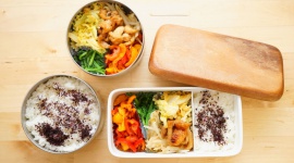 Tofu, owoce morza, sery i grillowane mięso, czyli co uczniowie jedzą na stołówka BIZNES, Edukacja - Szkolna stołówka, a w niej serwowane ryby, warzywa, sery i wodorosty. To nie menu wykwintnej restauracji, ale obiady serwowane na szkolnych stołówkach na całym świecie