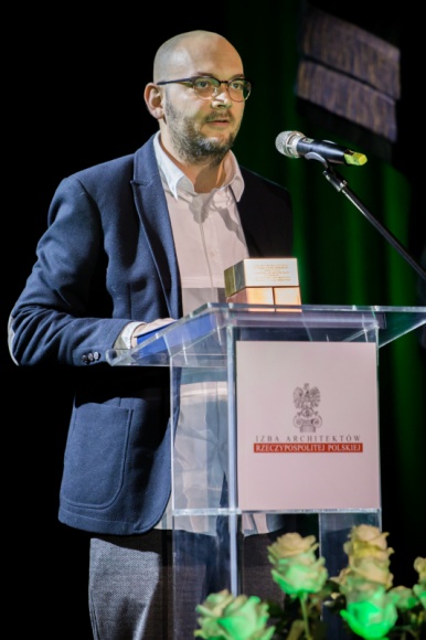 Dziennikarze nagrodzeni podczas Gali 15-lecia IARP BIZNES, Kultura - Podczas odbywającej się w Teatrze Królewskim i Starej Oranżerii w warszawskich Łazienkach Królewskich uroczystej Gali Piętnastolecia Izby Architektów RP przyznano doroczne nagrody dziennikarskie. Nagrodę specjalną - Grand Prix otrzymał Filip Springer.