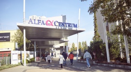 Szkoła w centrum handlowym - innowacyjne, ale możliwe! BIZNES, Edukacja - Dzieci z Gimnazjum i Liceum Akademii Dobrej Edukacji z Gdańska od września uczą się w budynku galerii handlowej Alfa Centrum. Część pomieszczeń biurowych należących do centrum została dostosowana do potrzeb szkoły. To pierwsza tego typu współpraca w Polsce.