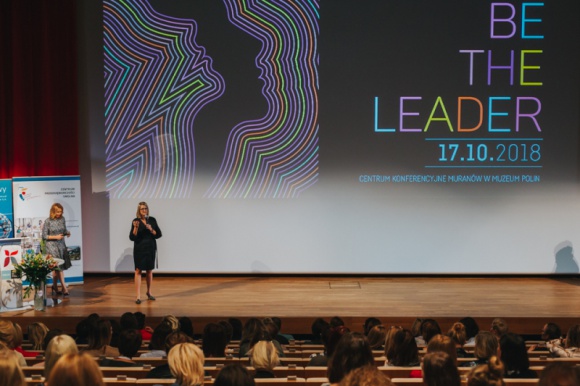 Lider przyszłości – XIII konferencja Sieci Przedsiębiorczych Kobiet już za nami BIZNES, Edukacja - 17 października 2018 w Centrum Konferencyjnym Polin odbyło się kolejne, inspirujące spotkanie Sieci Przedsiębiorczych Kobiet. Zaproszeni prelegenci przybliżyli licznie zebranym gościom temat bycia liderem zarówno w życiu, jak i w biznesie.