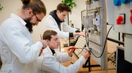 Inwestycja w naukę zawodu. Nowy kierunek w Białymstoku BIZNES, Edukacja - Na rynku brakuje fachowców – alarmuje branża przetwórstwa tworzyw sztucznych. W odpowiedzi na to zapotrzebowanie w Zespole Szkół Zawodowych Nr 2 powstaje nowa klasa patronacka, realizowana w ramach unijnego projektu „Szkoła inteligentnych specjalizacji”.