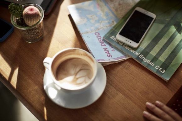 Chcesz poszerzyć swoje językowe kompetencje? Ministerstwo Rozwoju pomoże BIZNES, Edukacja - 79 proc. pracodawców oczekuje od kandydatów znajomości języka angielskiego co najmniej na poziomie C1 (zaawansowany), a prawie połowa wymaga dodatkowo umiejętności posługiwania się słownictwem biznesowym.