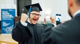 Managerowie planują edukację. Szkoła Biznesu Politechniki Warszawskiej rekrutuje BIZNES, Edukacja - Początek lata to doskonały moment na podjęcie decyzji o poszerzeniu kompetencji zawodowych w oparciu o programy MBA Szkoły Biznesu Politechniki Warszawskiej. Uczelnia właśnie teraz prowadzi i zachęca do skorzystania z atrakcyjnej finansowo oferty „early bird”.