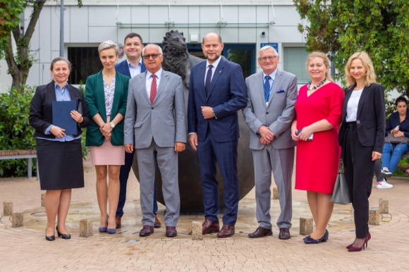 Akademia Leona Koźmińskiego i McDonald’s Polska tworzą studia dualne BIZNES, Edukacja - W Akademii Leona Koźmińskiego od października rusza nowy kierunek „Zarządzanie w sektorze QSR (quick service restaurants)”, który powstał we współpracy z McDonald’s Polska.