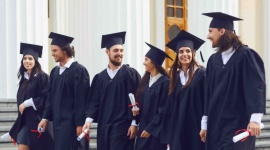 Czy tytuł zawodowy gwarantuje przyszłość na współczesnym rynku pracy? BIZNES, Edukacja - Na co współcześnie najbardziej zwracają uwagę rekruterzy? Czy tytuł magistra zupełnie stracił swoją wartość? Na te i inne pytania odpowiada Sebastian Popiel – współzałożyciel firmy People.