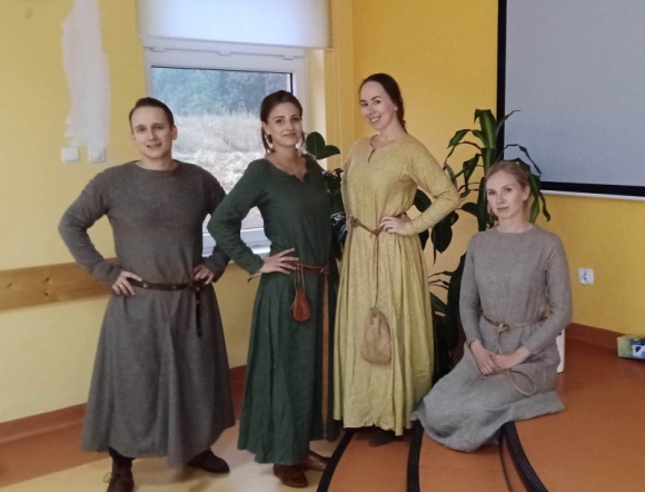 Wolontariusze Ikano Banku z lekcją historii w domu kultury BIZNES, Kultura - „Gdzie znajduje się najbliższy zamek?” to jedno z pytań, na jakie odpowiadali uczestnicy zabawy w średniowiecznym klimacie. Przygotowali ją i przeprowadzili młodzi ludzie zafascynowani historią, którzy na co dzień pracują w IKEA Bydgoszcz i polskim oddziale Ikano Banku.