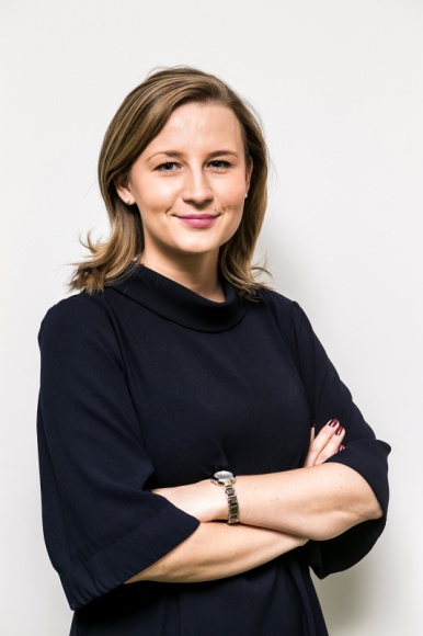 Jak rozmawiać z dziećmi o koronawirusie? Psycholog radzi BIZNES, Edukacja - Monika Perkowska, psycholog i terapeuta dzieci i młodzieży oraz ekspert Niania.pl, radzi jak rozmawiać z dziećmi o panującym zagrożeniu, jak zapewnić najmłodszym poczucie bezpieczeństwa i pomóc sobie nawzajem przetrwać okres odizolowania.