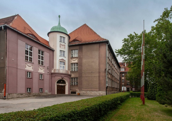 Szkoły w obliczu koronawirusa. Jak radzą sobie z zajęciami online?