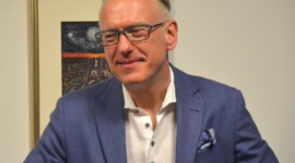Premiera „Nie ma” Mariusza Szczygła w warszawskim Teatrze Żydowskim BIZNES, Kultura - Głośna wielogłosowa rozprawa reporterska o kondycji człowieka i zagadnieniu utraty „Nie ma” wielokrotnie nagradzanego Mariusza Szczygła, jest kanwą najnowszej produkcji Teatru Żydowskiego, której premiera zaplanowana jest na 14 sierpnia na specjalnej platformie internetowej.
