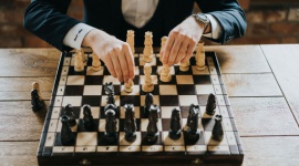 MIĘDZYNARODOWY DZIEŃ SZACHÓW BIZNES, Edukacja - Od 1966 roku 20 lipca obchodzimy Międzynarodowy Dzień Szachów na pamiątkę utworzenia Międzynarodowej Federacji Szachowej, która powstała w Paryżu właśnie 20 lipca 1924r.