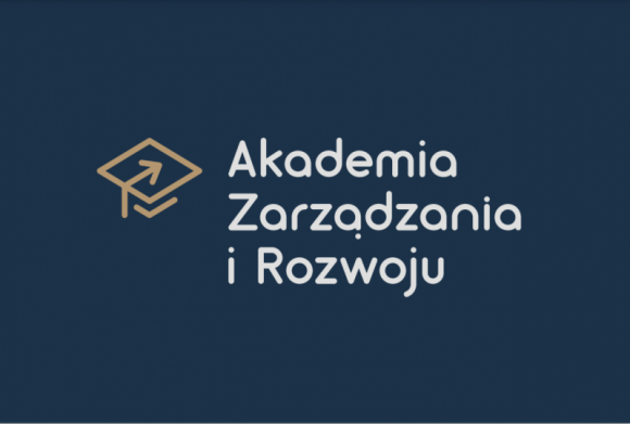 Ruszyła innowacyjna platforma edukacyjna Akademia Zarządzania i Rozwoju BIZNES, Edukacja - Pandemia COVID-19 przeniosła znaczną część nauki na studiach z audytoriów do Internetu, na dedykowane platformy uczelniane. Świetne uzupełnienie wiedzy przekazywanej na uczelniach i w szkołach stanowi innowacyjna platforma edukacyjna Akademia Zarządzania i Rozwoju (azir.edu.pl).