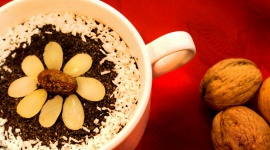 Długa tradycja świątecznych przysmaków – pierogi i mocne trunki na polskim stole BIZNES, Kultura - Wiele świątecznych dań, deserów, trunków i napojów wywodzi się z długich tradycji mocno zakorzenionych w historii naszego kraju. Pierwsze wzmianki o pierogach i piernikach na naszych ziemiach pochodzą ze średniowiecza, a Polska Wódka towarzyszy nam już od ponad 500 lat.