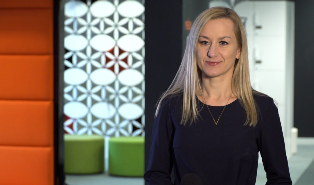 orange-vr-szkolenia-foto_1-1 W czasie pandemii biznes coraz chętniej sięga po szkolenia w wirtualnej rzeczywistości. Dają one niemal dwa razy lepsze wyniki niż tradycyjne zajęcia