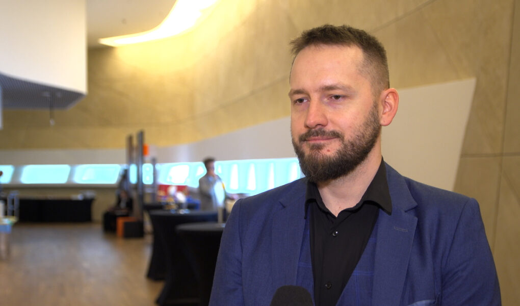 turba-deep-fake-foto Czterech na 10 Polaków miało do czynienia z deepfake’ami. Cyberprzęstępcy coraz skuteczniej wykorzystują manipulowane treści