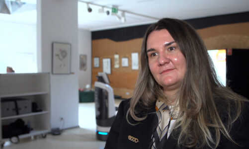 Pracownicy i studenci często korzystają ze sztucznej inteligencji do celów prywatnych. Nie wiedzą, jak ją wykorzystać w pracy